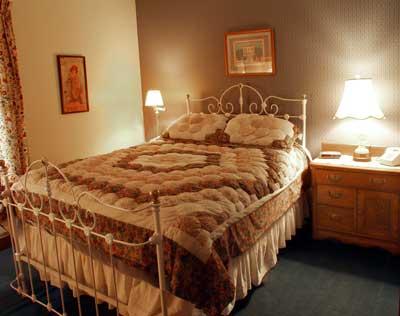 Room 26 - Queen Bed - Charming room