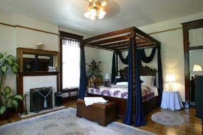Simply the finest! Luxury King Whirlpool. BEALL MANSION Greater St. Louis Bed and Breakfast.