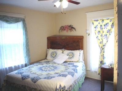 Victorian Suite 2 adjoining rooms. 2 queen beds. Private bathroom. Jacuzzi & shower. Private balcony