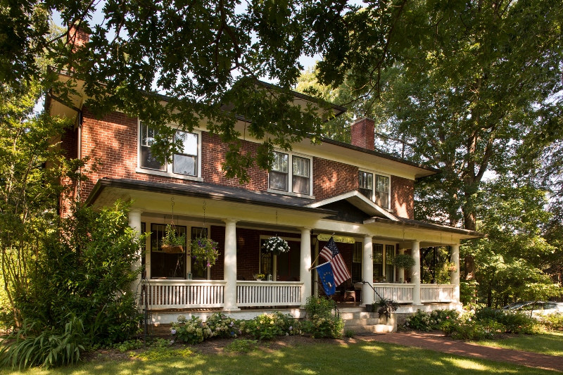 Sweet Biscuit Inn - Front view from the oak-shaded lawn